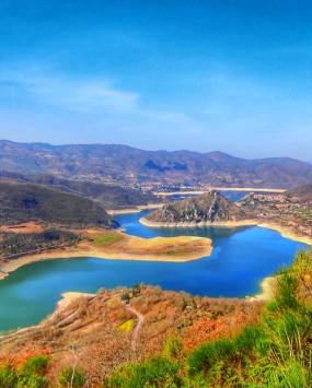 Il Monte Navegna tra due meravigliosi laghi color smeraldo, con Latium Volcano