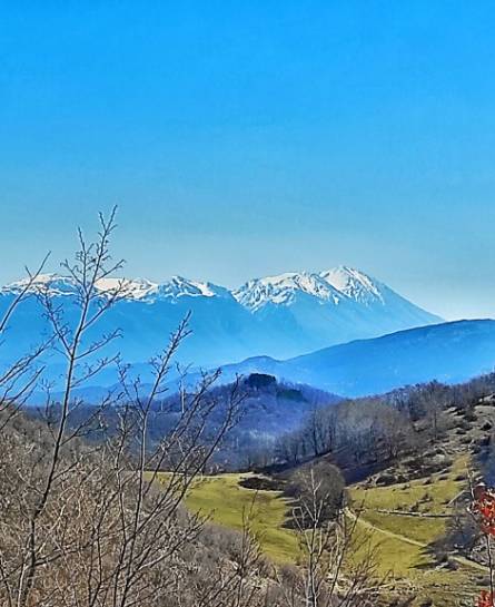Il Monte Navegna tra due meravigliosi laghi color smeraldo, con Latium Volcano
