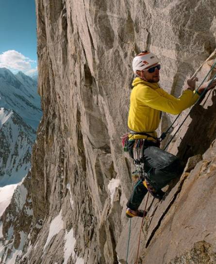 I VANTAGGI DI INDOSSARE OCCHIALI JULBO IN MONTAGNA