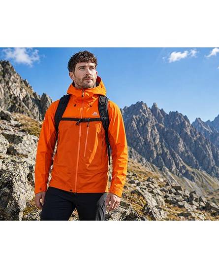 Dall’estate all’inverno: perché il guscio non può mancare nello zaino!