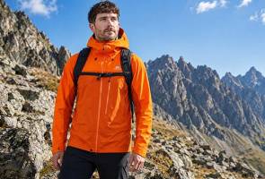Dall’estate all’inverno: perché il guscio non può mancare nello zaino!