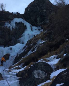 Corso di arrampicata su cascate di ghiaccio in Dolomiti, con la guida alpina Lorenzo Trento