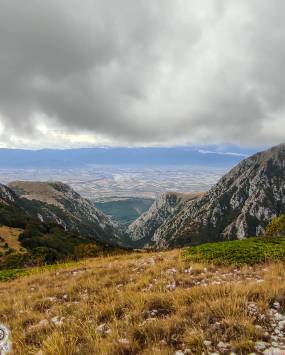 Il Monte Etra, la sentinella delle Gole di Celano, sulle ali del grifone con Itinarrando