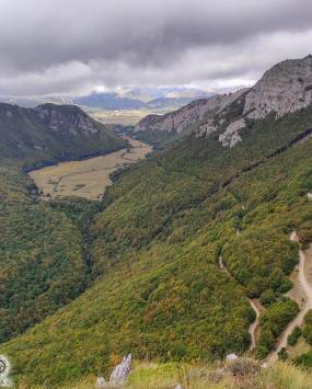 Il Monte Etra, la sentinella delle Gole di Celano, sulle ali del grifone con Itinarrando