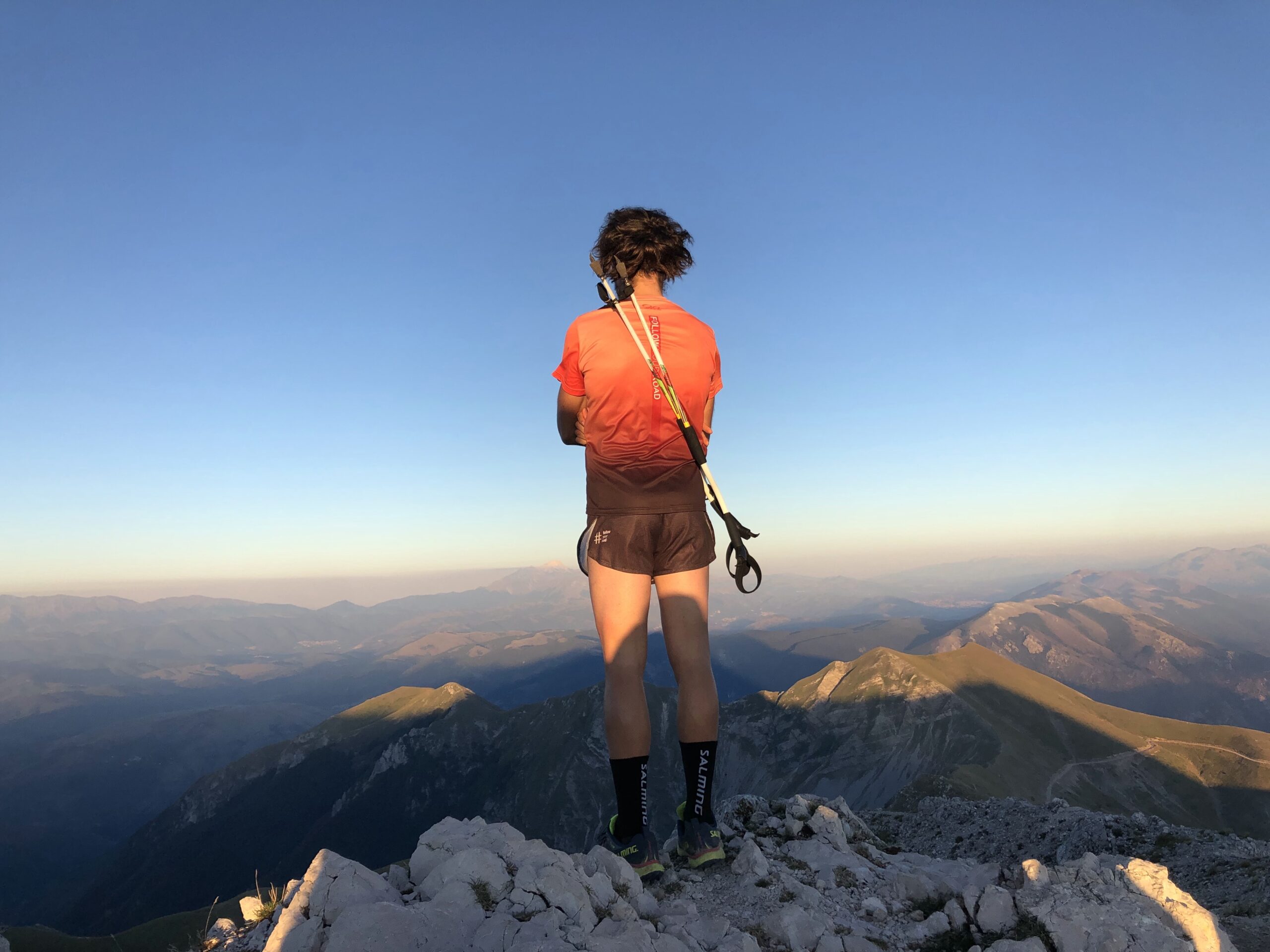 luca gargiulo montagna stage multipitch arrampicata - omino si arrampica su falesia