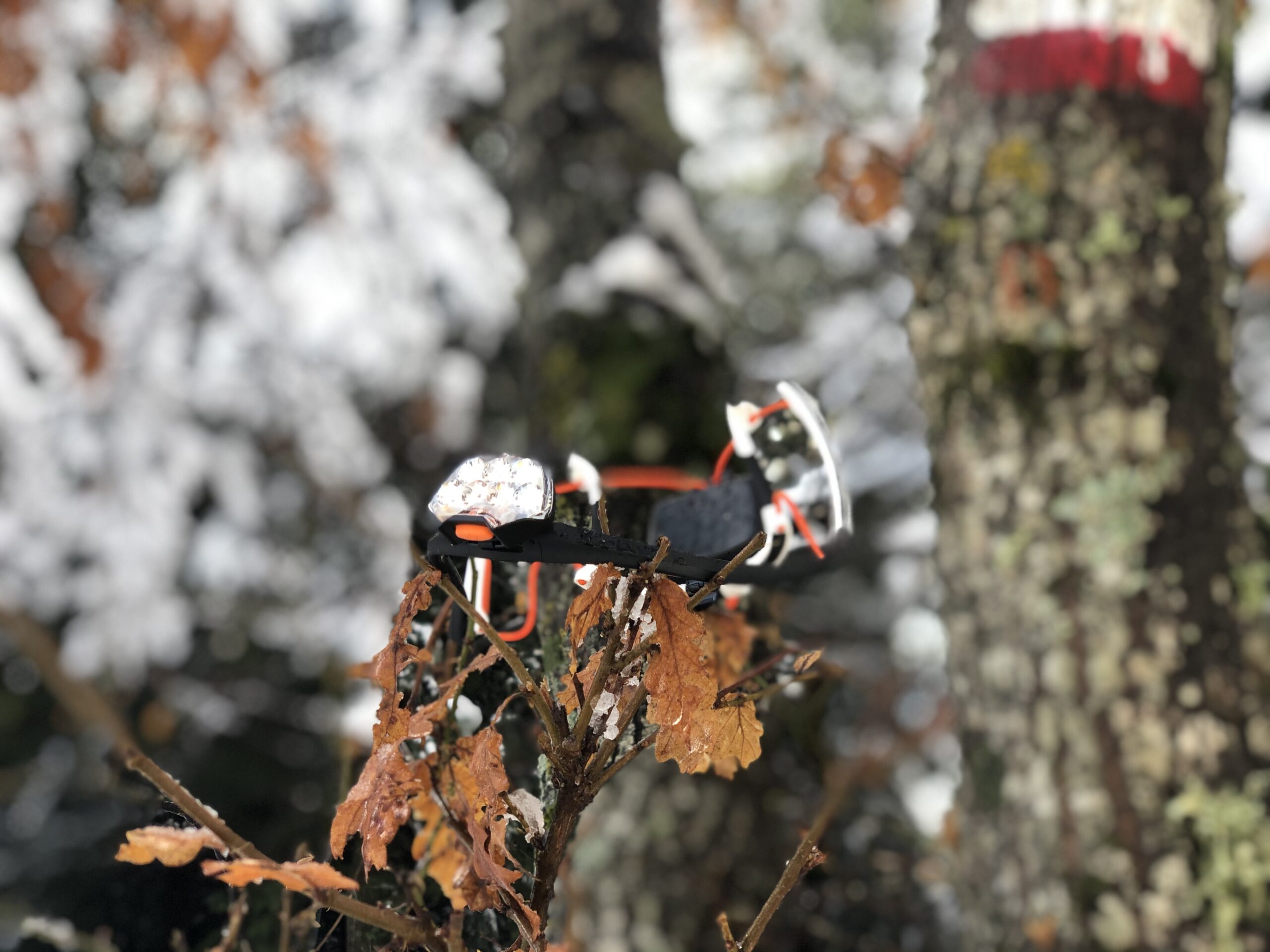 Petzl Iko Core lampada omino si tiene su corda su falesia