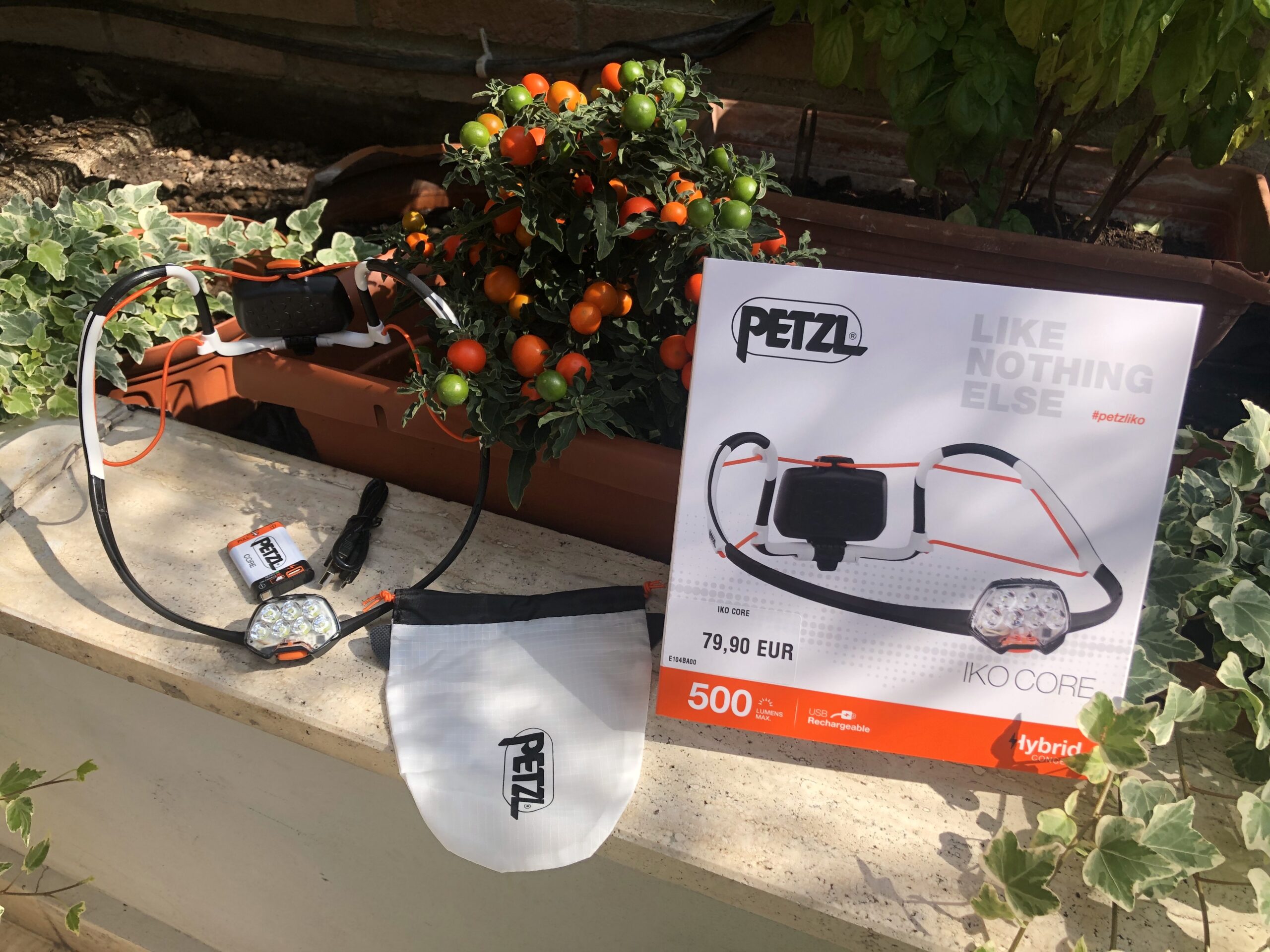 Iko Core petzl lampada outdoor omino si tiene su corda su falesia