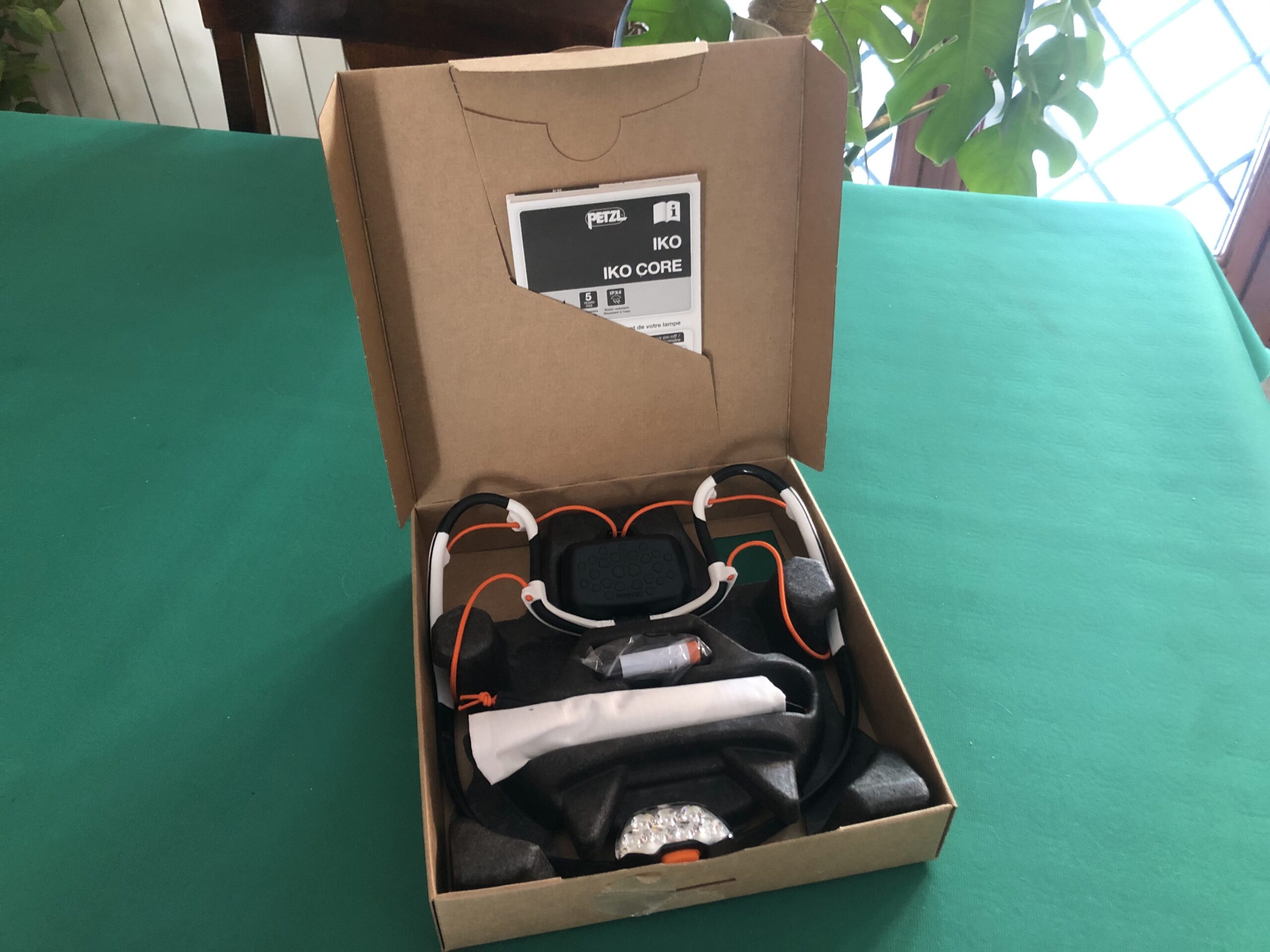 Petzl Iko Core lampada omino si tiene su corda su falesia