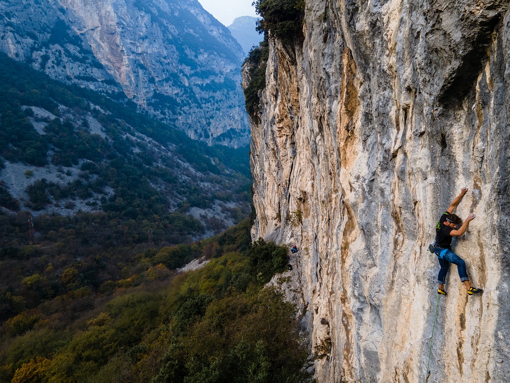CLIMBING CAMP MARZO omino si tiene su corda su falesia