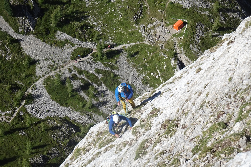 multipitch arrampicata omino si tiene su corda su falesia