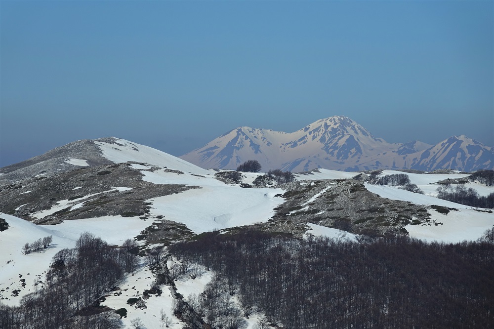 outdoor escursione san rocco marzo omino si tiene su corda su falesia