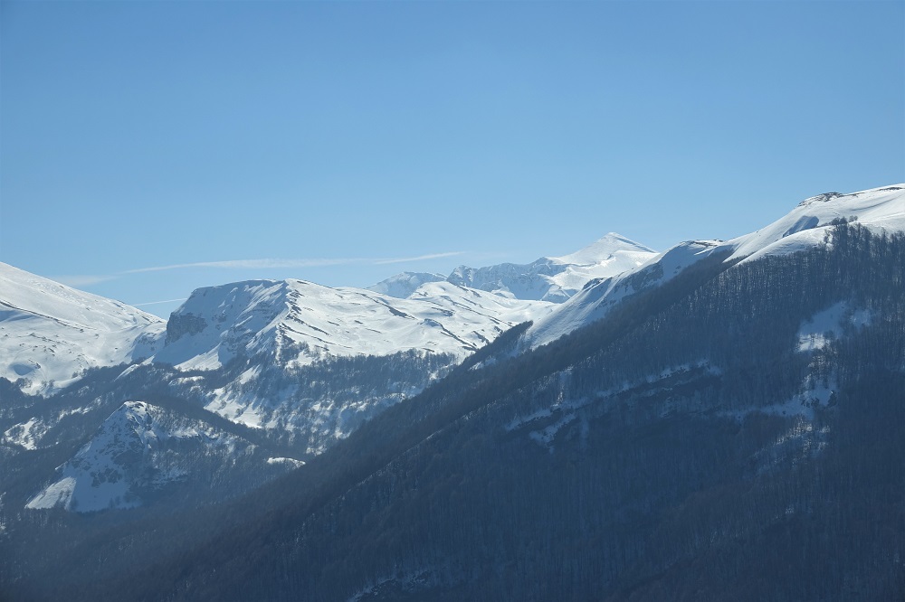 outdoor escursione san rocco omino si tiene su corda su falesia