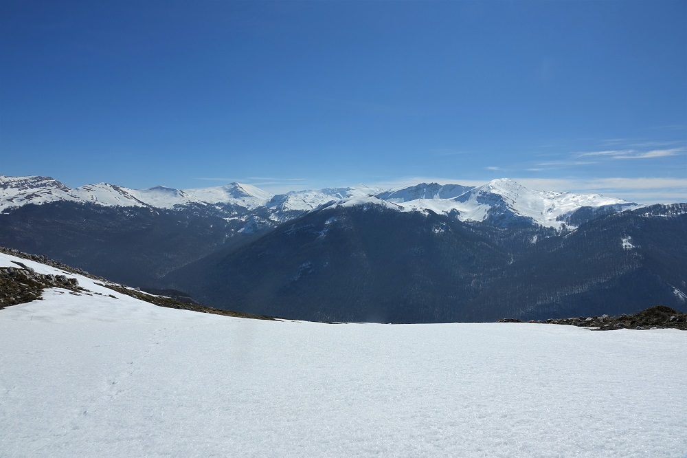 san rocco escursioni outdoor neve omino si tiene su corda su falesia