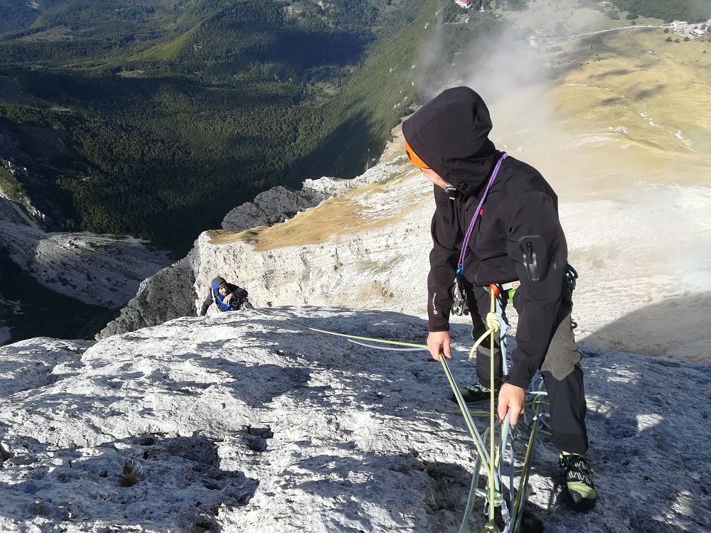dav stage multipitch arrampicata - omino si arrampica su falesia